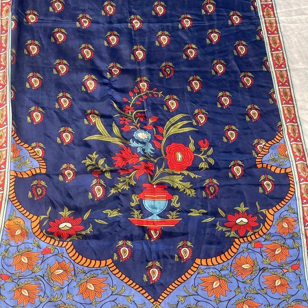 A large 100% silk scarf can be used as a wrapper or Hijab - Picture 15 of 16